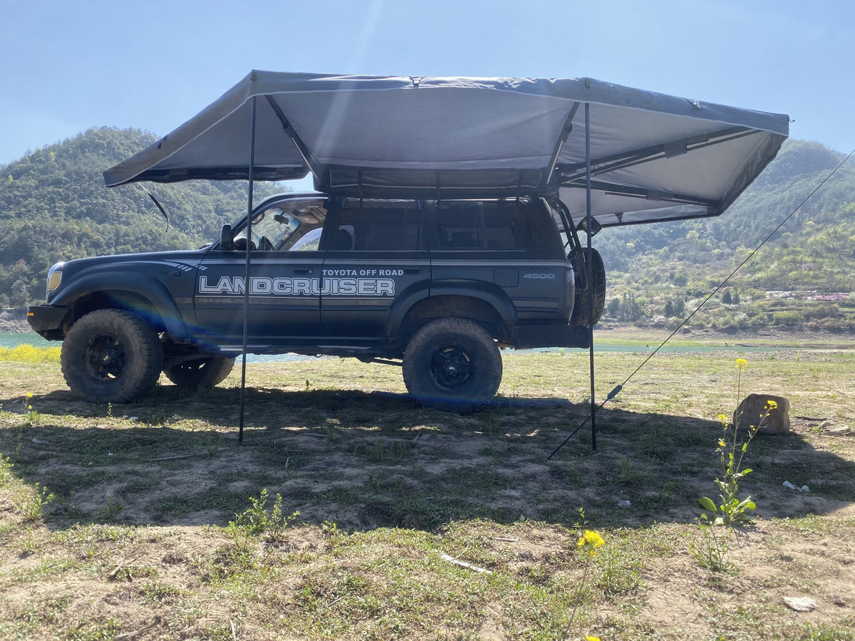 VO 270+ freestanding awning open beside a four-wheel drive