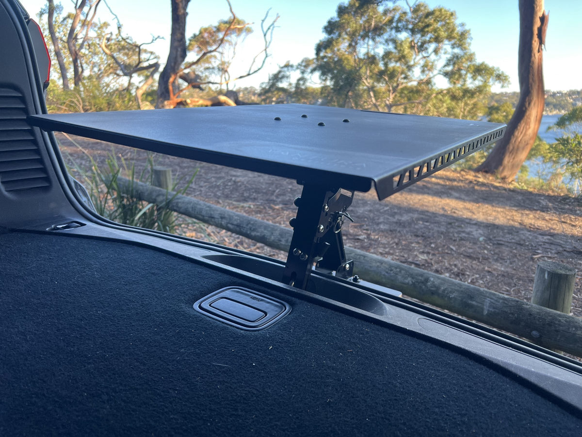 Side view of the metal Bootlid table mount